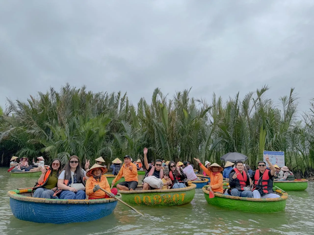 Basket-boat challenge in Hoi An.